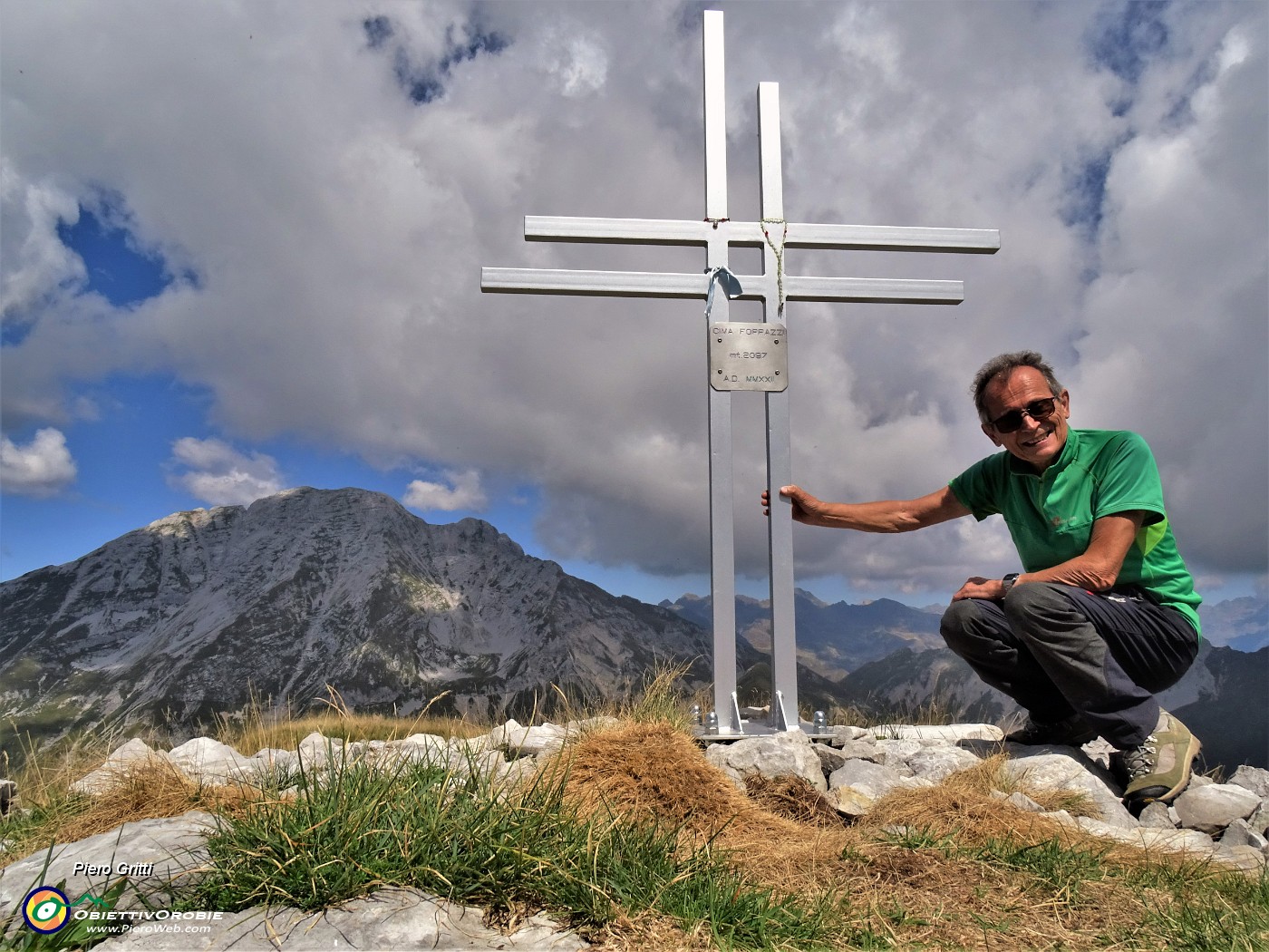 50 La mia prima volta in Cima Foppazzi (2097 m), alla croce di vetta, posta quest'anno.JPG